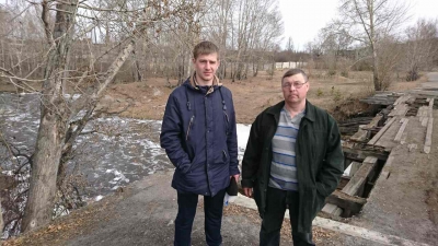 Жители Усольского района достали мальчика из полыньи на пруду