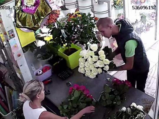 В Иркутске мужчина украл букет из белых роз