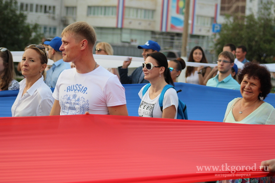 В День государственного флага по проспекту Ленина в Братске пронесли 100-метровый триколор