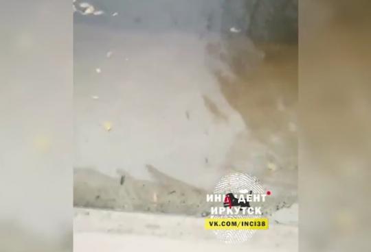 Мощный ливень затопил главные входы детсада №122 в Иркутске