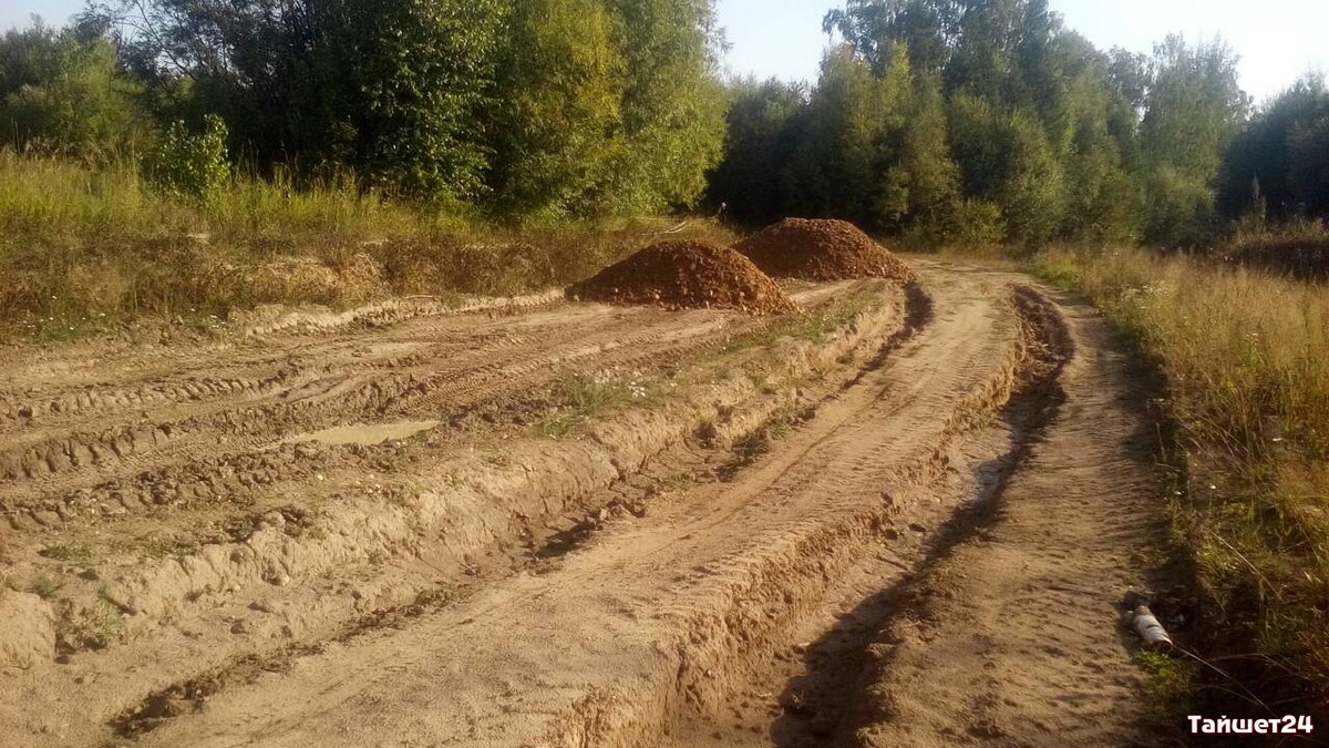 Дорогу в деревню с населением 11 человек в Тайшетском районе пытаются отсыпать гравием