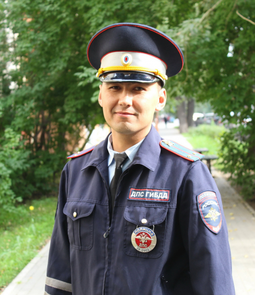 Полицейский из Иркутска предотвратил падение детей с четвертого этажа