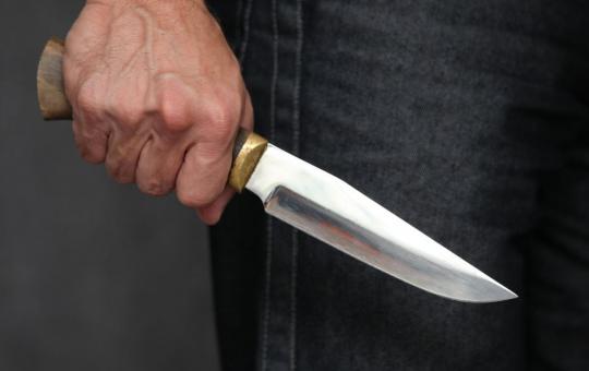 Ревнивец из Жигалово пырнул ножом сожительницу и пытался покончить с собой