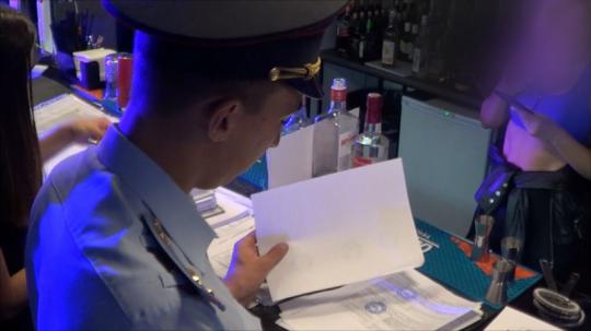 В Иркутске полицейские сходили в ночной клуб и изъяли 25 литров алкоголя