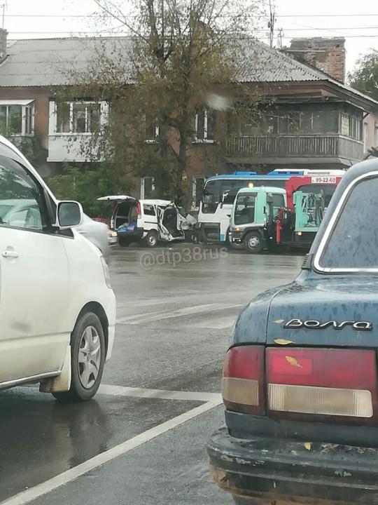 Один человек погиб, еще 10 пострадали в аварии с туристическим автобусом в Иркутске