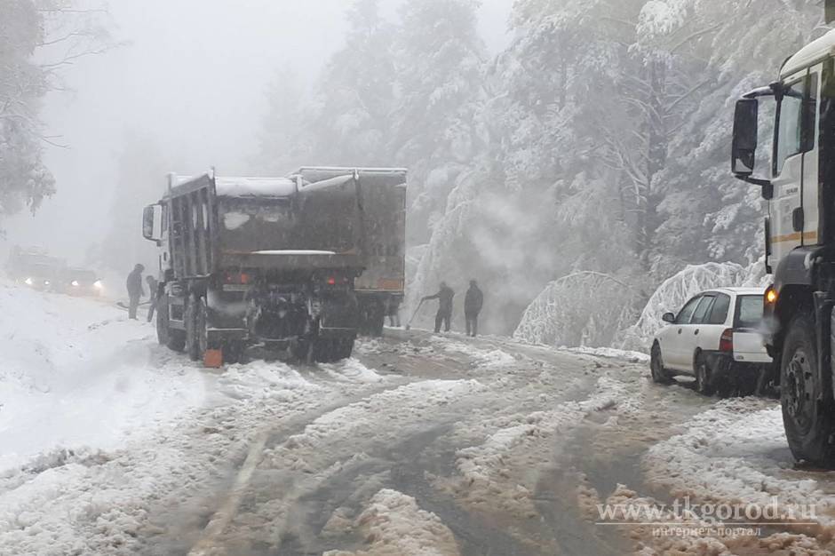 Снег и гололед. Десятки автолюбителей оказались в ловушке на дороге в Слюдянку