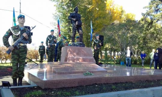 В Иркутске состоялось открытие памятника и сквера ветеранам-десантникам