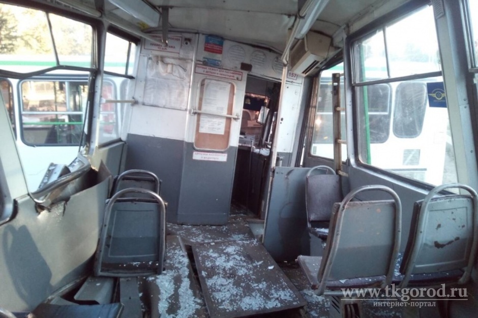 Четыре пассажира пострадали при столкновении трамвая с автобусом в Иркутске