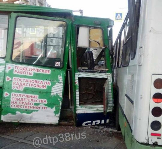 В Иркутске столкнулись пассажирский автобус и трамвай без тормозов