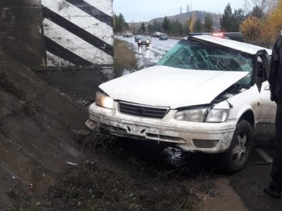 В Усть-Илимске Toyota Camry протаранила опору моста. Водитель погиб