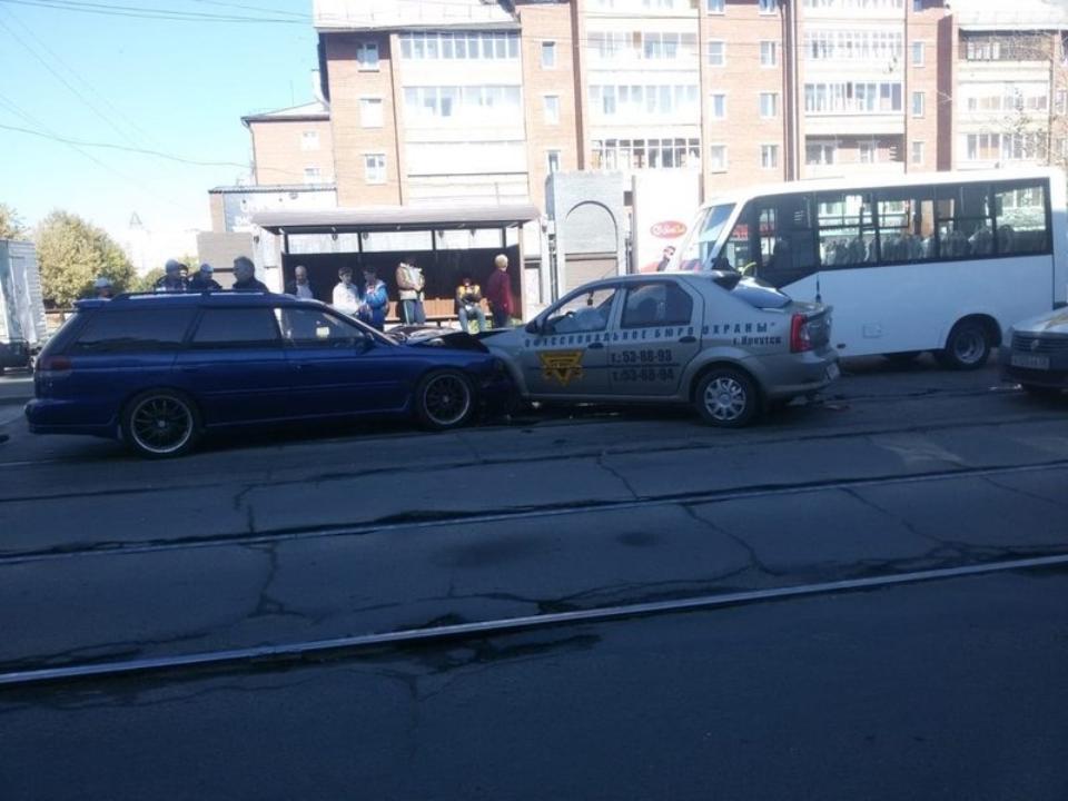 В массовом ДТП на улице Волжской в Иркутске пострадали три человека