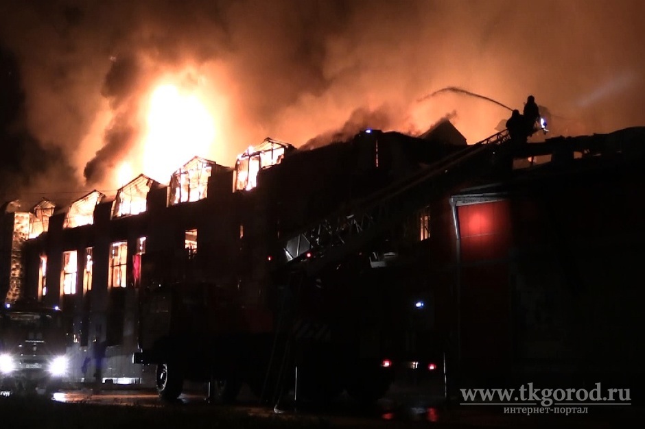 Ночной пожар уничтожил мебельный центр в Иркутске