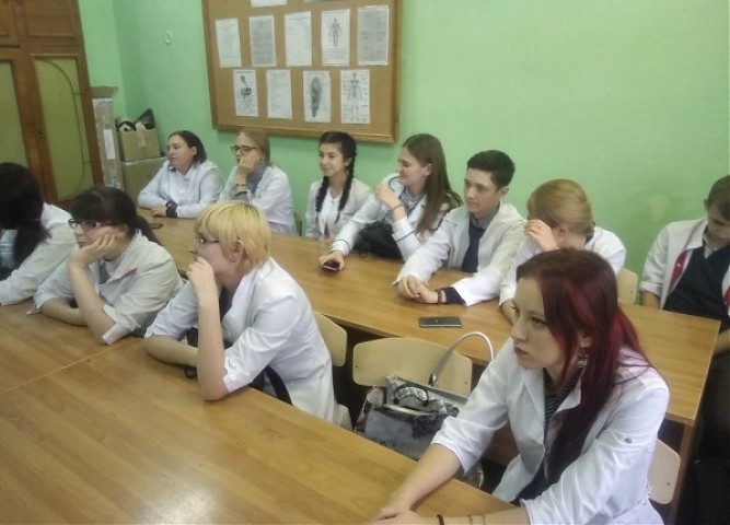 Волонтёры-медики напомнили студентам в Тайшете о средствах контрацепции