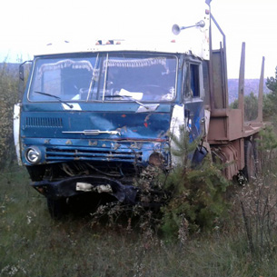 КамАЗ врезался в «Жигули» в Прибайкалье, два человека погибли