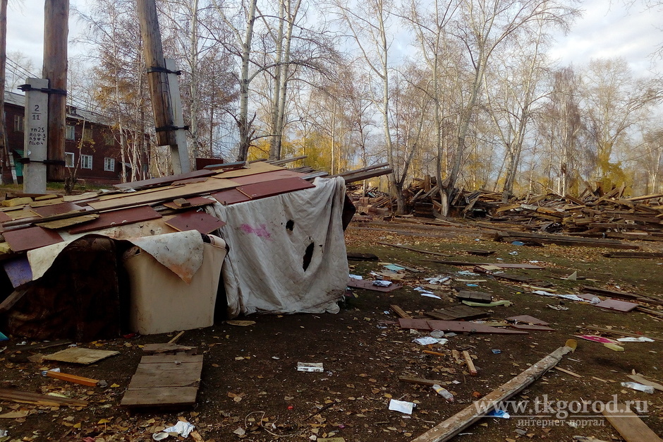 В Братске мусор от аварийных домов дети приспособили под самодельный шалаш