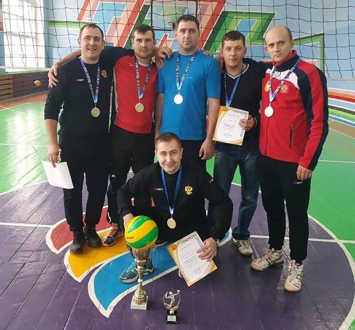 Команда &#171;Сибиряк&#187; из Тайшета привезла Кубок победителя с районного турнира по волейболу