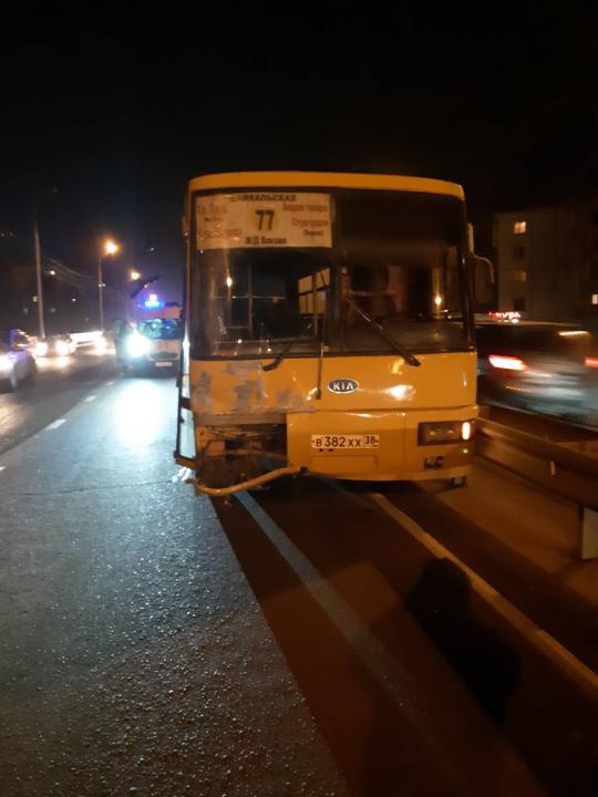 Восемь автомобилей протаранил автобус на Байкальской в Иркутске