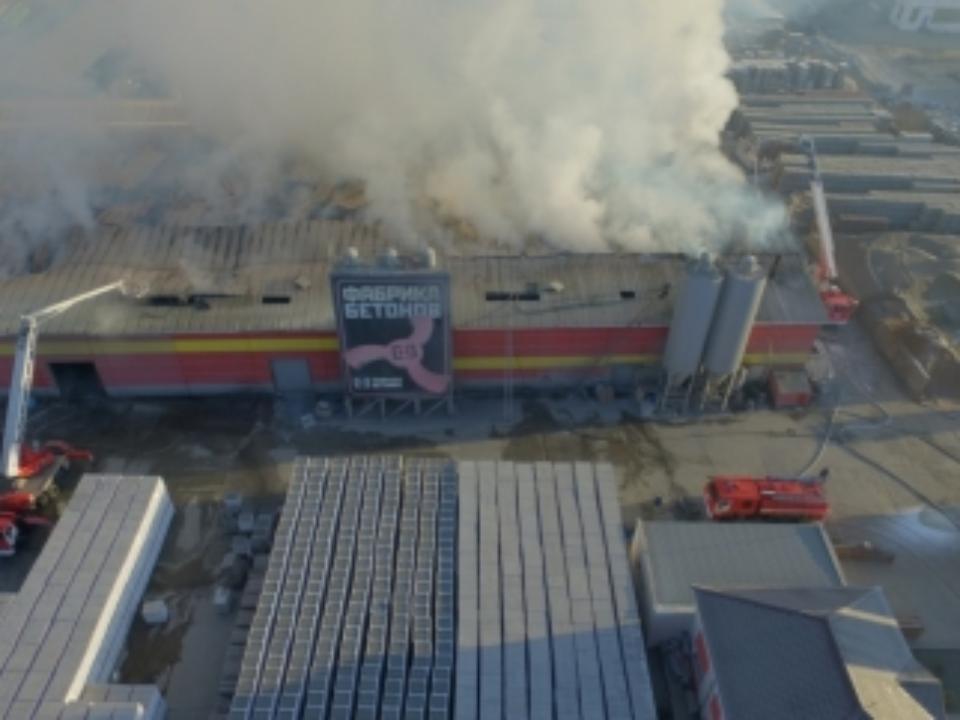 В поселке Маркова Иркутского района ликвидируют крупный пожар в мебельном цехе