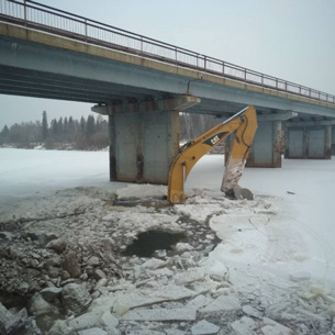 Toyota Camry и экскаватор провалились под лед в Иркутской области
