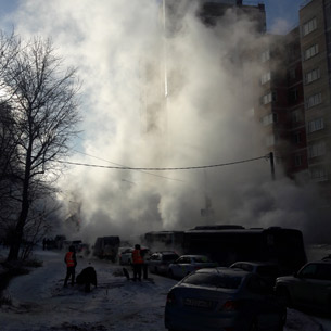 Трубу с горячей водой прорвало по улице Карла Либкнехта в Иркутске