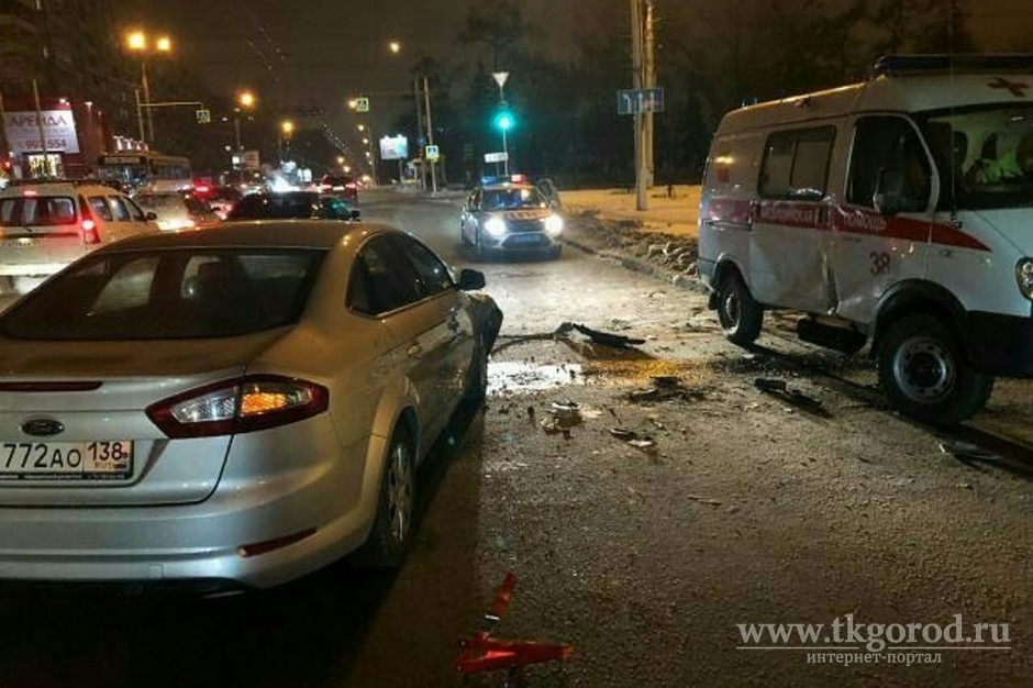 В Иркутске Ford на перекрестке столкнулся с каретой скорой помощи