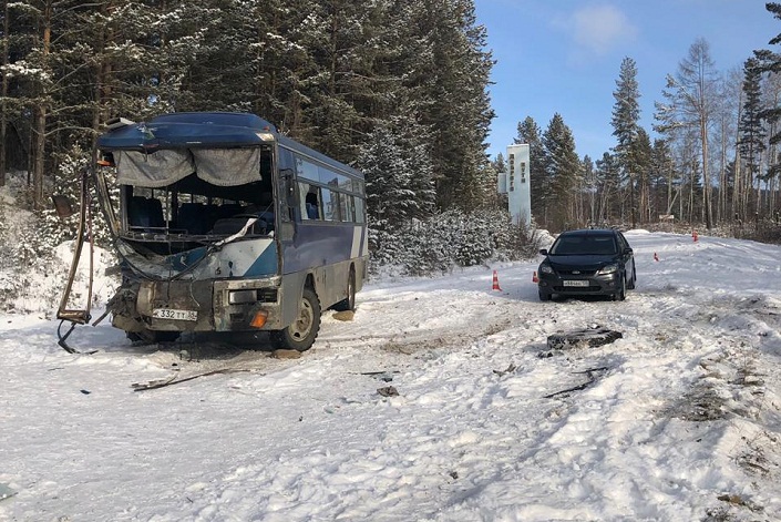 В Иркутской области столкнулись рейсовый автобус и грузовик