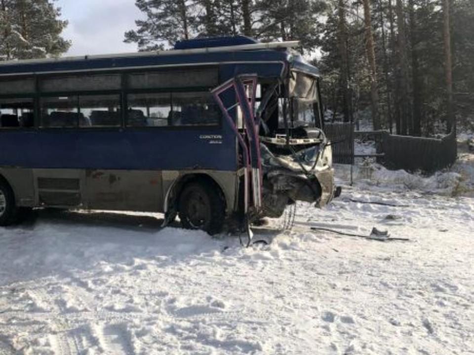 Десять пассажиров автобуса пострадали под Ангарском после столкновения с КамАЗом
