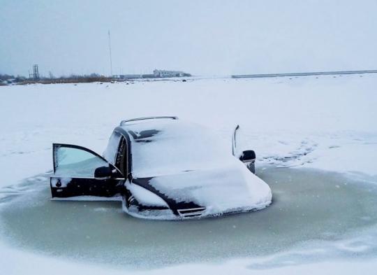 В Иркутске автомобиль провалился под лед в районе плотины ГЭС