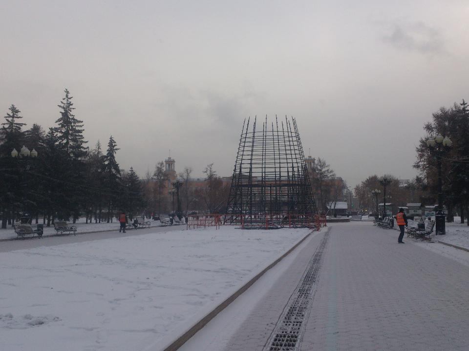 В Иркутске начали установку главной городской елки