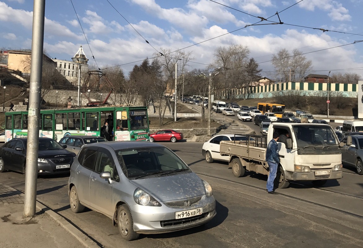 ДТП с мини-грузовиком и иномаркой парализовало движение в Свердловском районе Иркутска