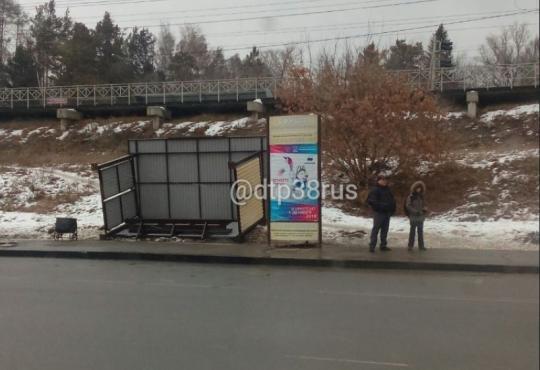 Унесенные ветром три остановочных павильона в Иркутске вернули на место