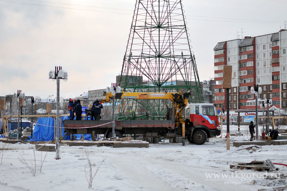 В этом году новогодняя ёлка у ТКЦ «Братск-АРТ» будет без ледовых фигур, но выше на 10 сантиметров