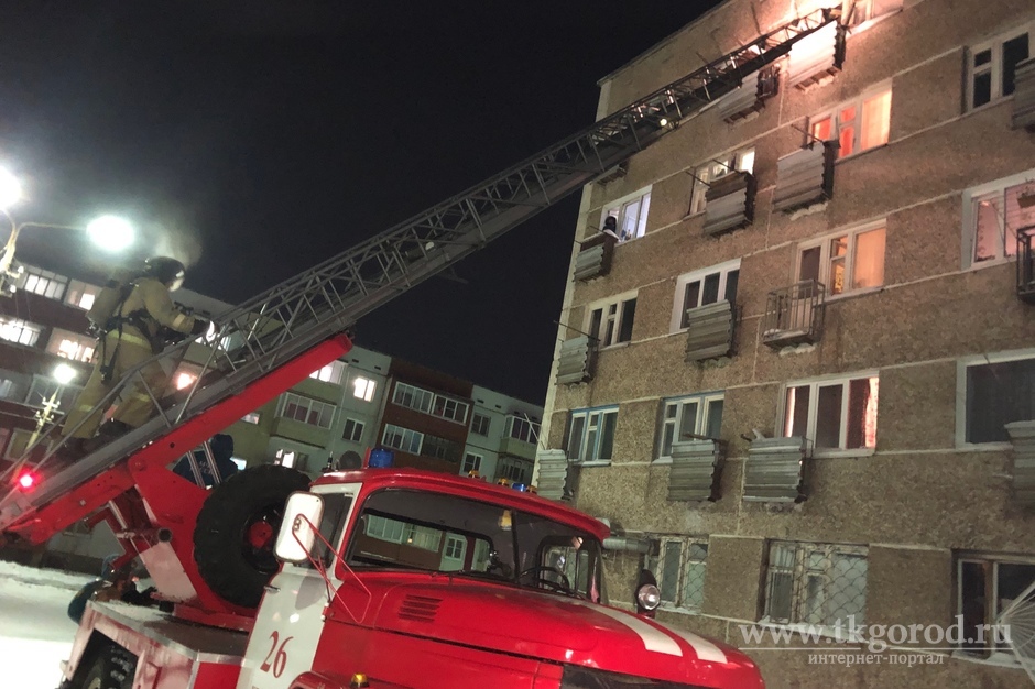 Пожарные спасли женщину и ребенка в Братске