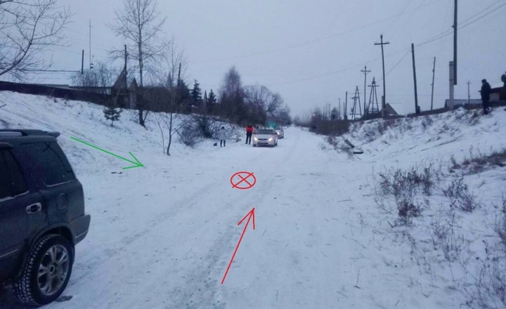 В Красноярском крае ребёнок скатился с горки под колёса автомобиля