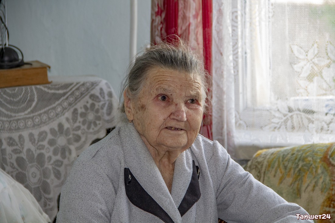 90-летняя бабушка продолжает замерзать в разваливающемся общежитии в Бирюсинске