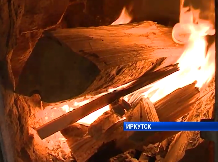 Пенсионеры из Иркутска не могут забрать положенные им по закону дрова для отопления дома