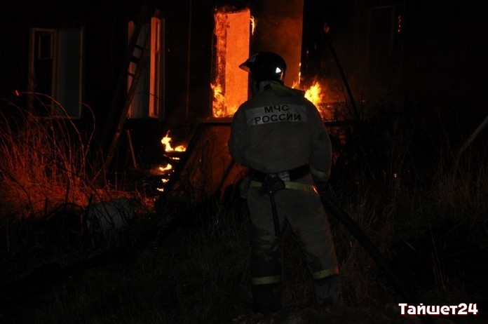 В ночь на 15 декабря на улице Кирова в Тайшете горел жилой дом