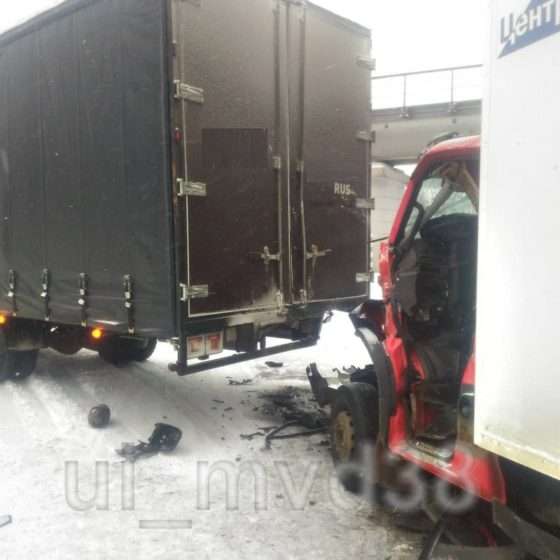 В Усть-Илимске при столкновении грузовиков погиб 60-летний водитель