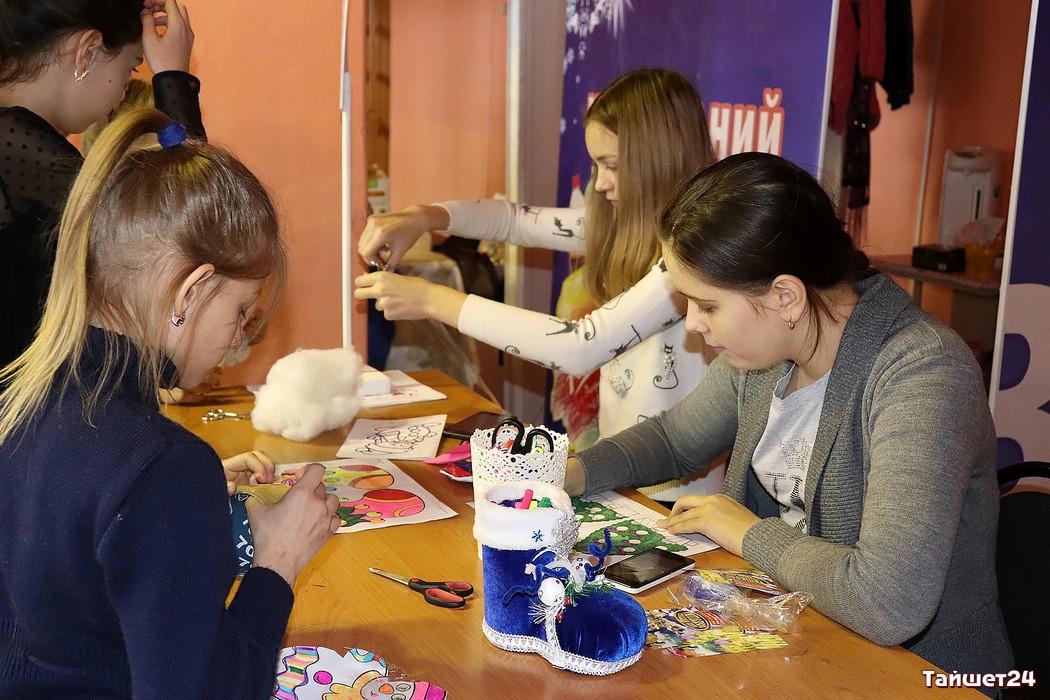 Сувениры, игрушки и Снегурочка в солнцезащитных очках: в Тайшете открылась ярмарка уникальных изделий