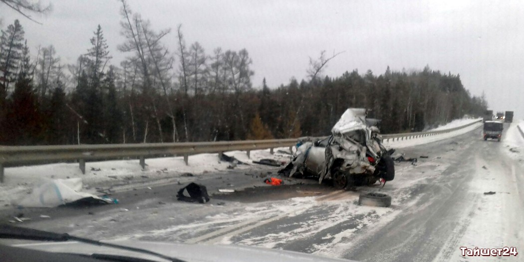 В Тайшетском районе водитель легковушки погиб при жёстком столкновении с грузовиками