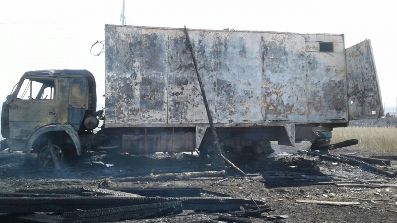 КАМАЗ сгорел в Иркутском районе из-за пала травы