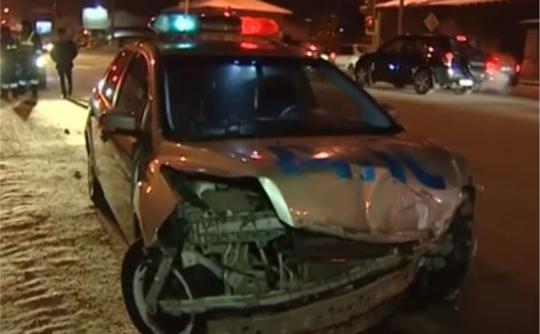 Водитель Toyota врезался в машину ДПС в Иркутске