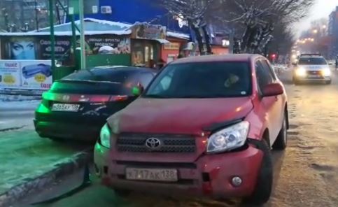 Иномарка сбила двух женщин на остановке «Свердловский рынок» в Иркутске