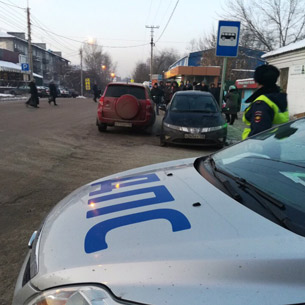 В Иркутске автомобиль в результате ДТП вылетел на автобусную остановку и сбил двух женщин