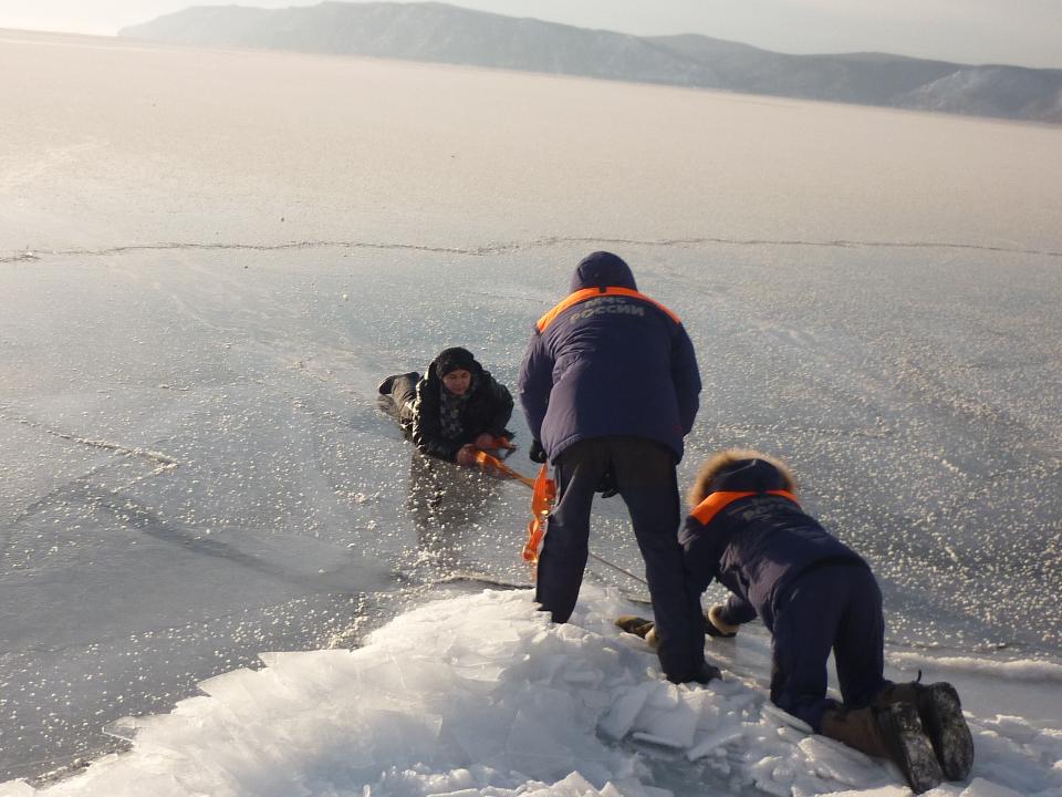 Пьяного мужчину спасли с тонкого льда Байкала при помощи буксировочного троса