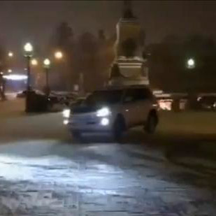 В Иркутске разыскивают устроившего около памятника Александру III дрифт водителя внедорожника