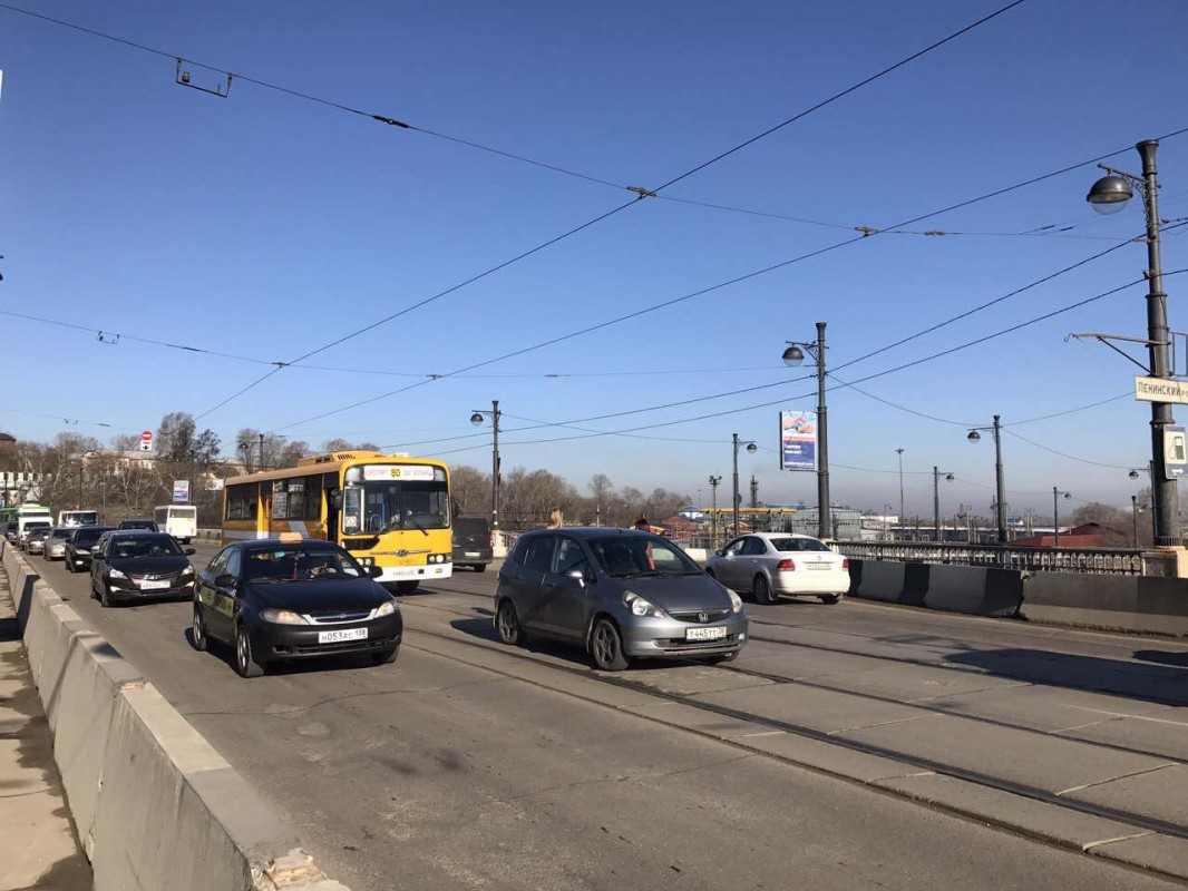 Автобус №80 и Honda Fit парализовали движение на Глазковском мосту в Иркутске