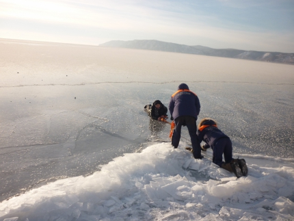 Пьяного иркутянина вызволили спасатели с тонкого льда в Листвянке