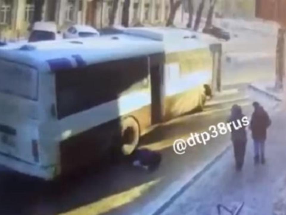 Водитель автобуса в Иркутске проехал по ногам пожилой пассажирки (видео)