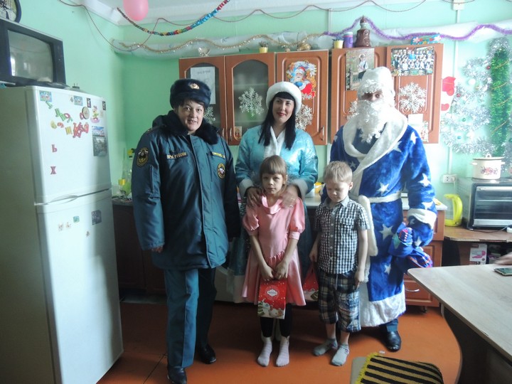 Со Старым Новым годом детей в Тайшете поздравили Дед Мороз и сотрудники МЧС